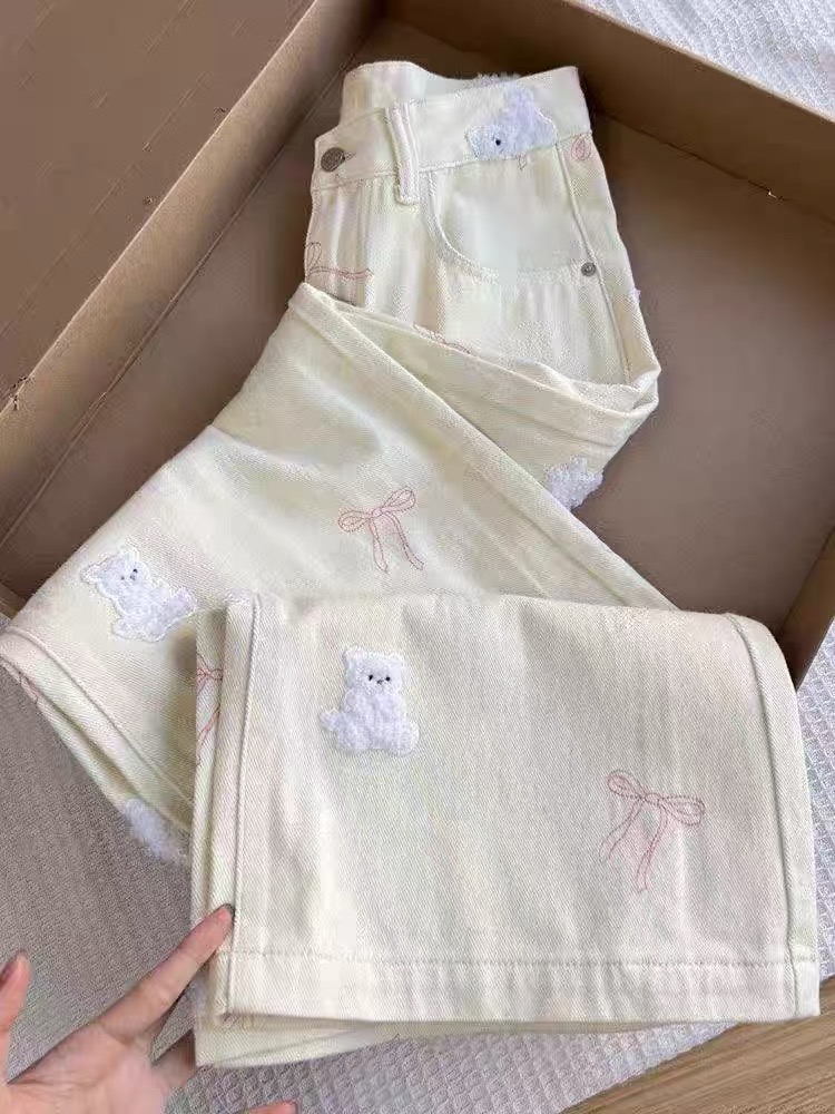 2026春季新款米杏色小熊刺繡寬松直筒小個子甜妹顯瘦牛仔褲