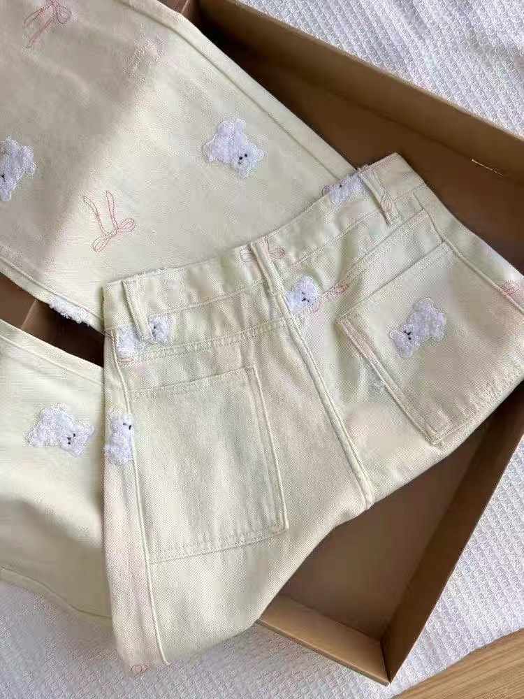 2026春季新款米杏色小熊刺繡寬松直筒小個子甜妹顯瘦牛仔褲