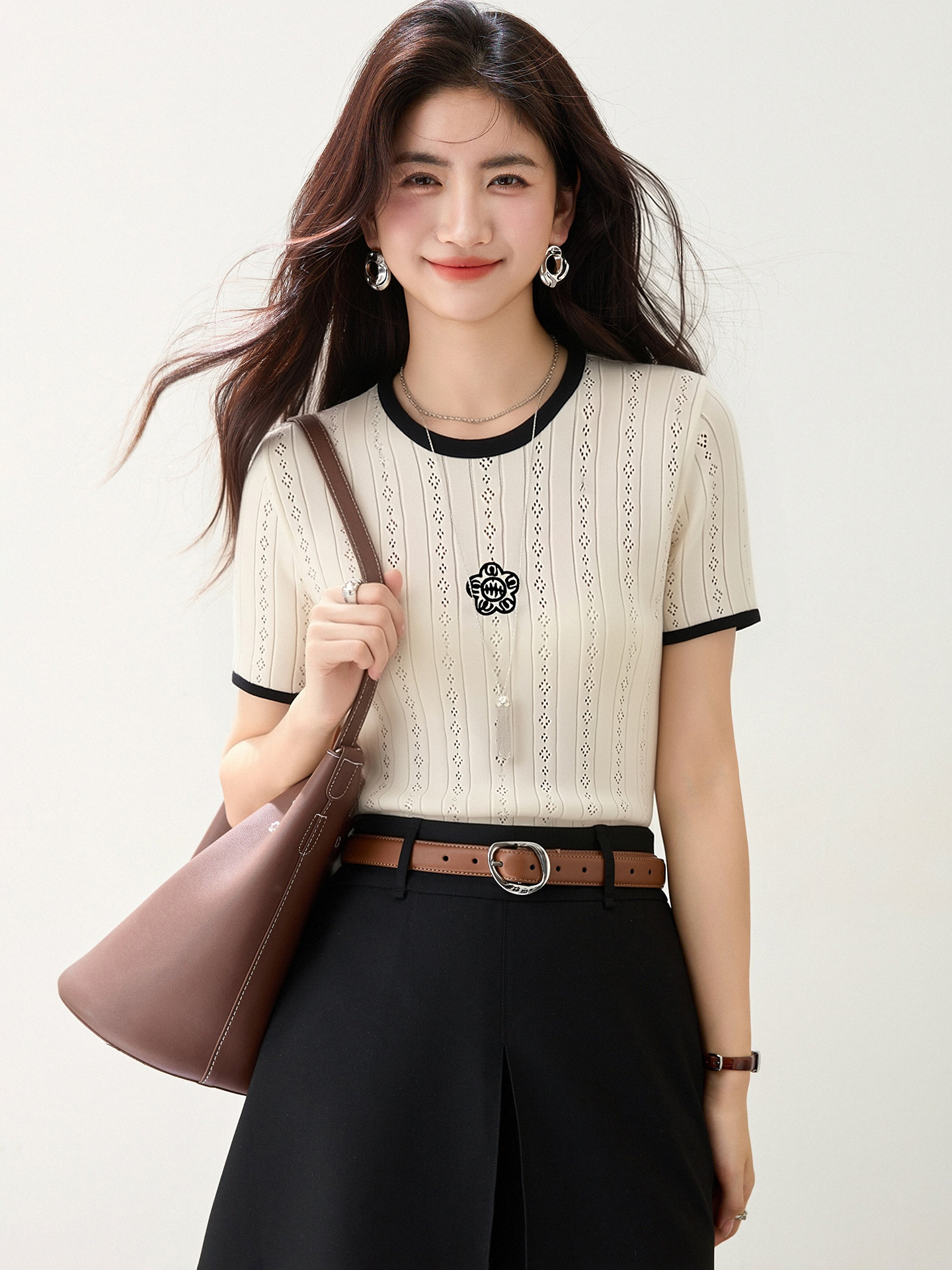 實拍◆有◆2026通勤風撞色圓領刺繡短袖女夏季百搭氣質設計感上衣