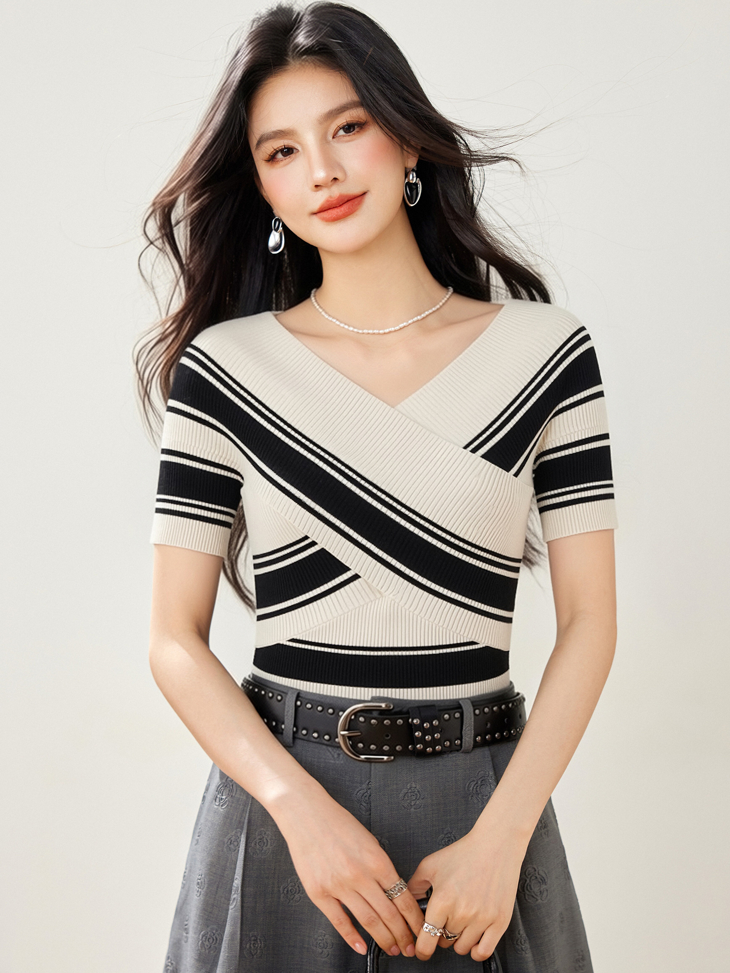 實拍◆有◆2026韓系獨特黑白條紋V領短款上衣女新款冰絲針織短袖