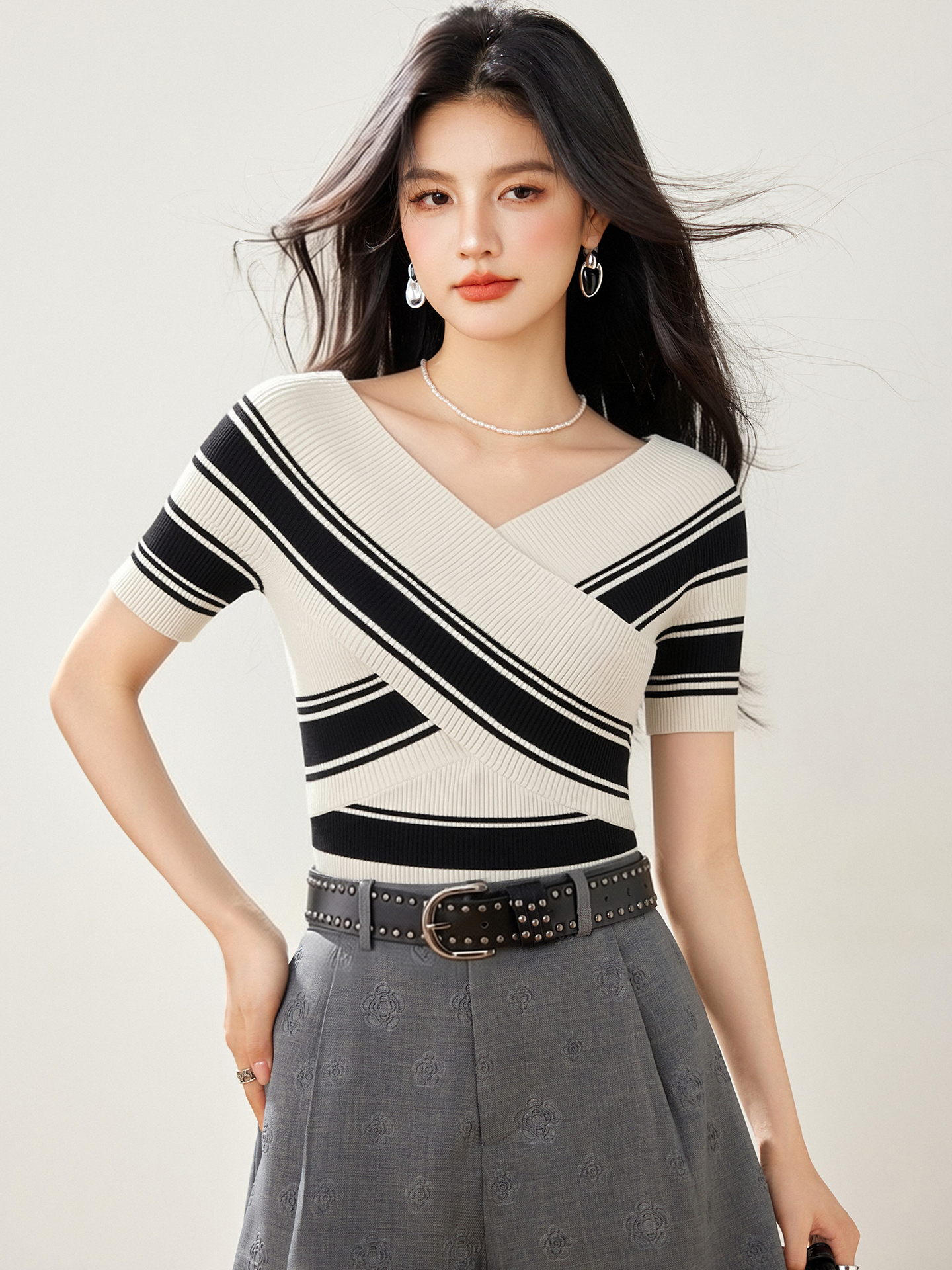 實拍◆有◆2026韓系獨特黑白條紋V領短款上衣女新款冰絲針織短袖