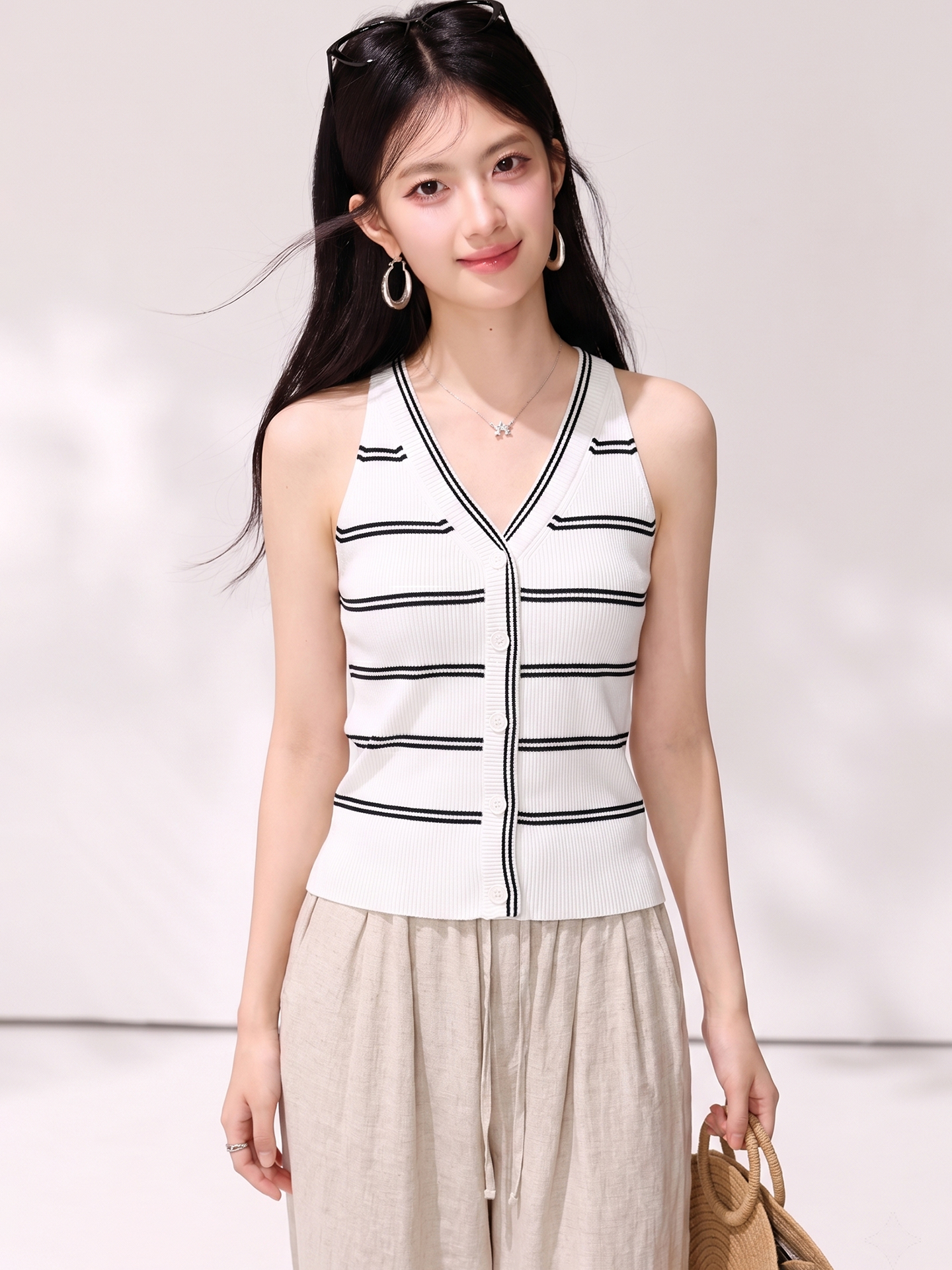 實拍2026年夏季新品V領紐扣彈力修身條紋冰絲針織衫無袖背心女
