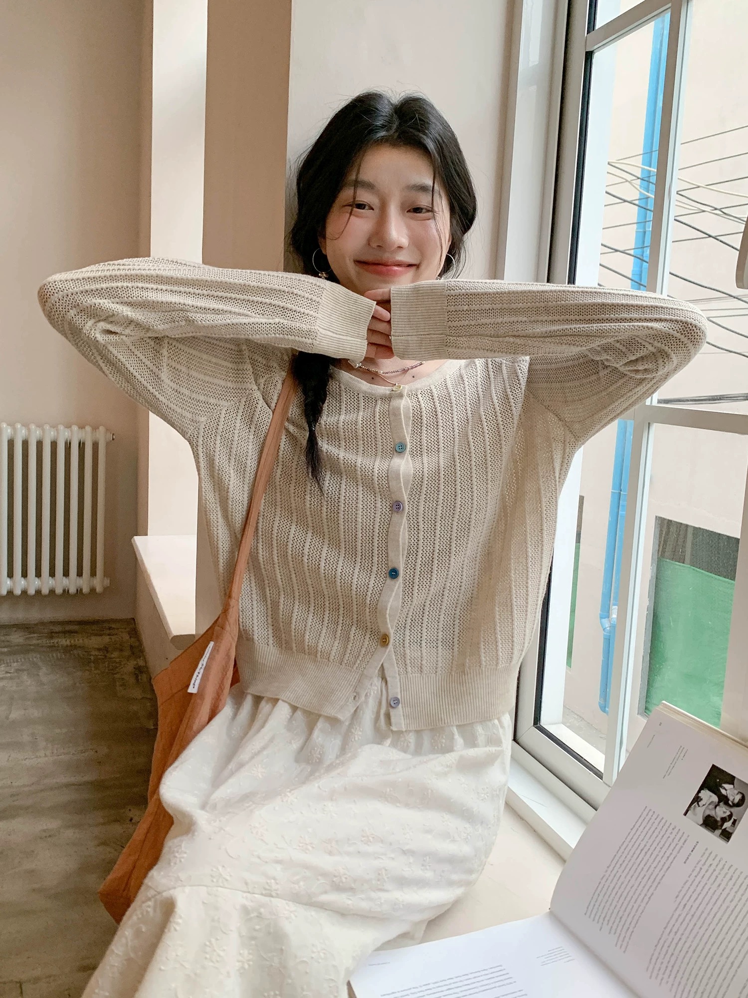 杏色鏤空針織開衫女2026年早春彩色紐扣寬松薄款空調衫上衣