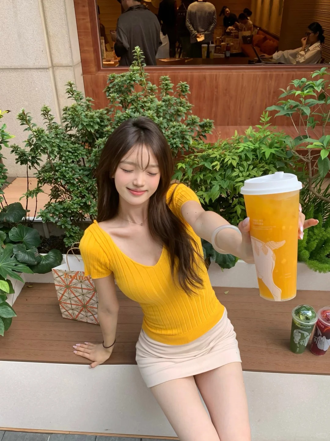 純欲辣妹杏色V領針織t恤女2026夏季新款彈力收腰顯瘦百搭短款上衣