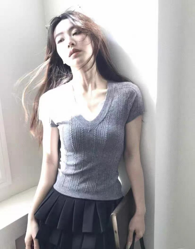 V領針織短袖上衣女夏設計感坑條修身顯瘦短款打底衫