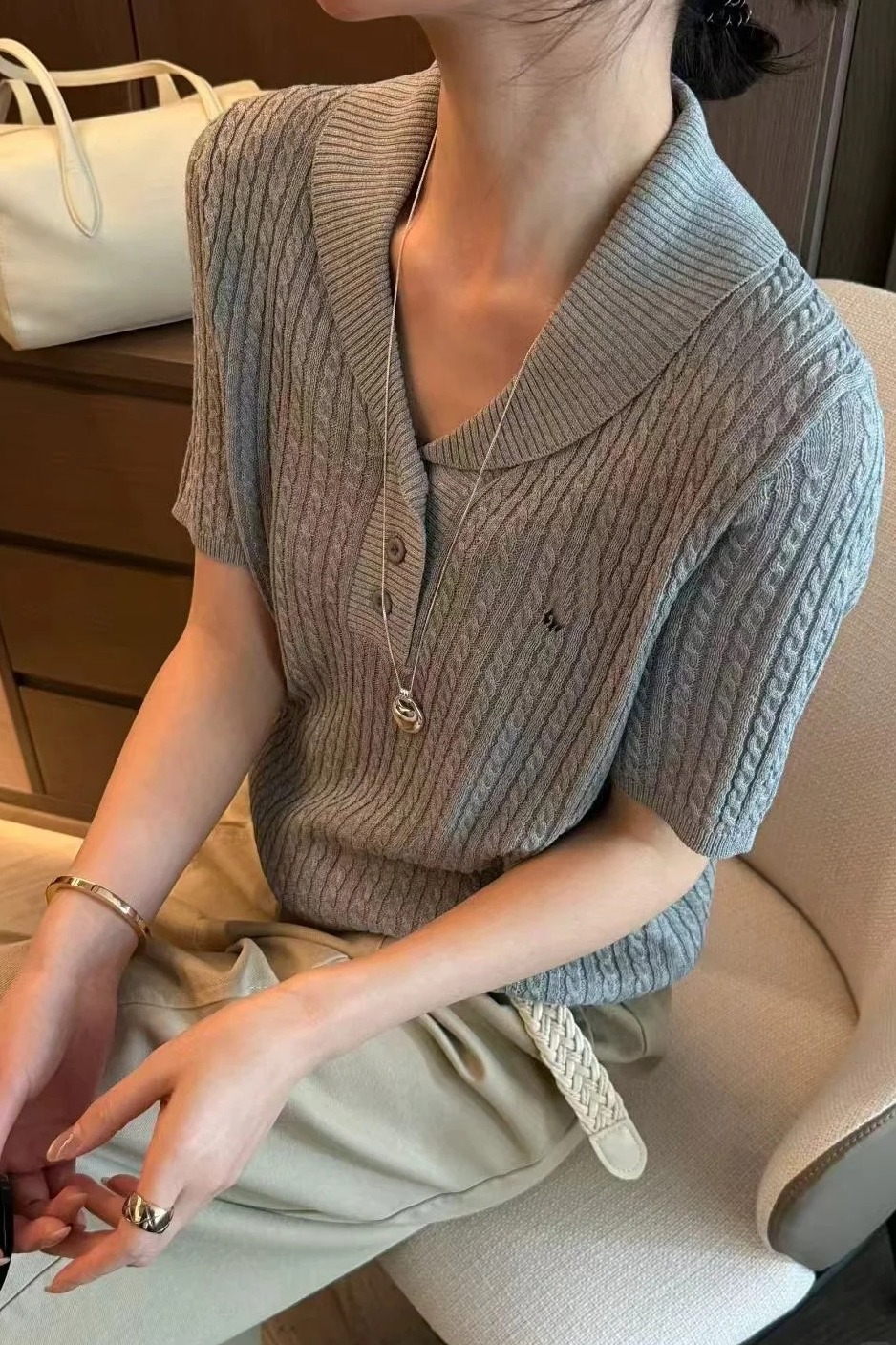 韓版復古麻花刺繡翻領短袖針織衫女設計高級夏新款兩粒扣上衣