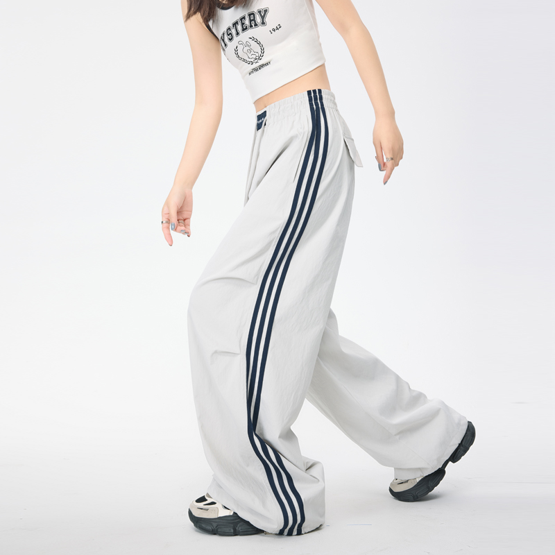 實拍沖鋒軟殼褲女2026春季新款傘兵工裝褲三條杠寬松運動速干褲