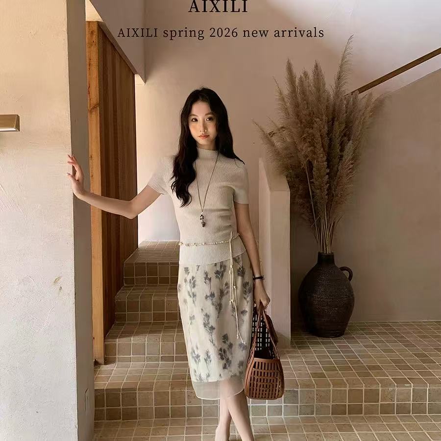AIXILI愛西里-簡約高級感小高領顯瘦坑條設計百搭針織短袖針織衫