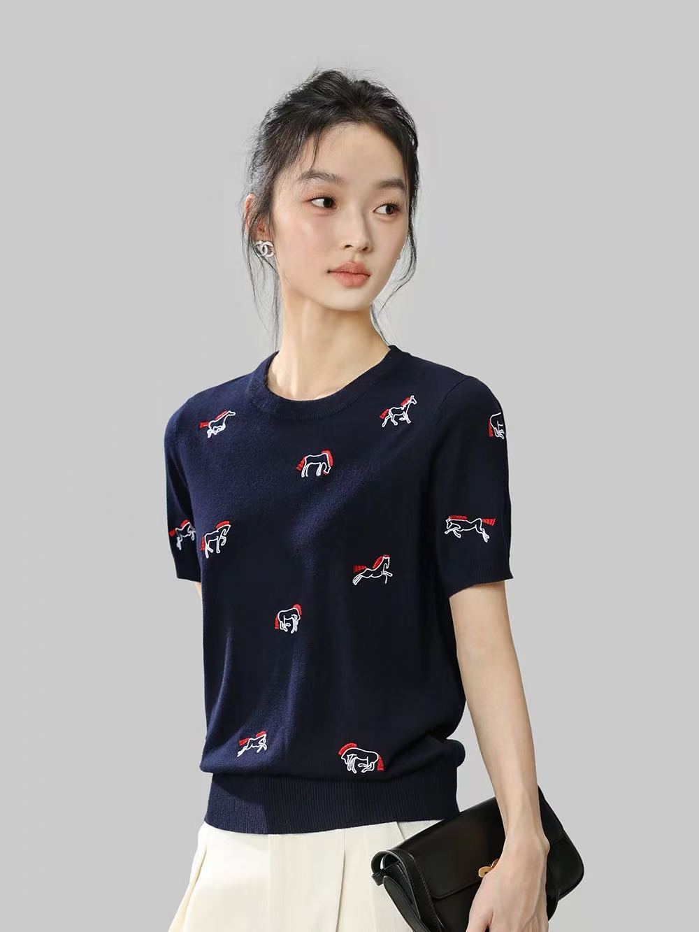 怡情雅室 風馬衫 綿羊毛重工小馬刺繡時髦正肩圓領短袖針織衫上衣