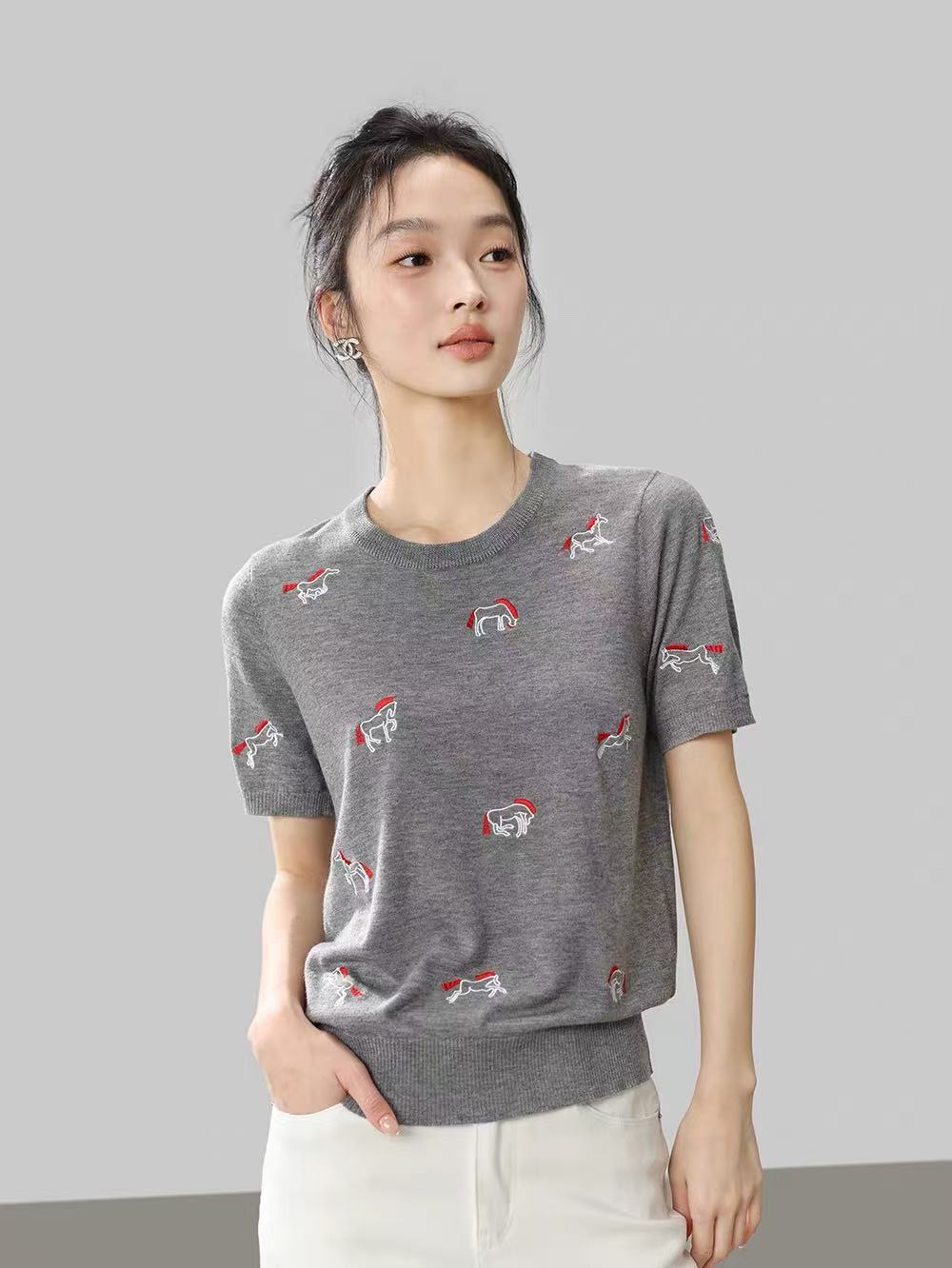 怡情雅室 風馬衫 綿羊毛重工小馬刺繡時髦正肩圓領短袖針織衫上衣