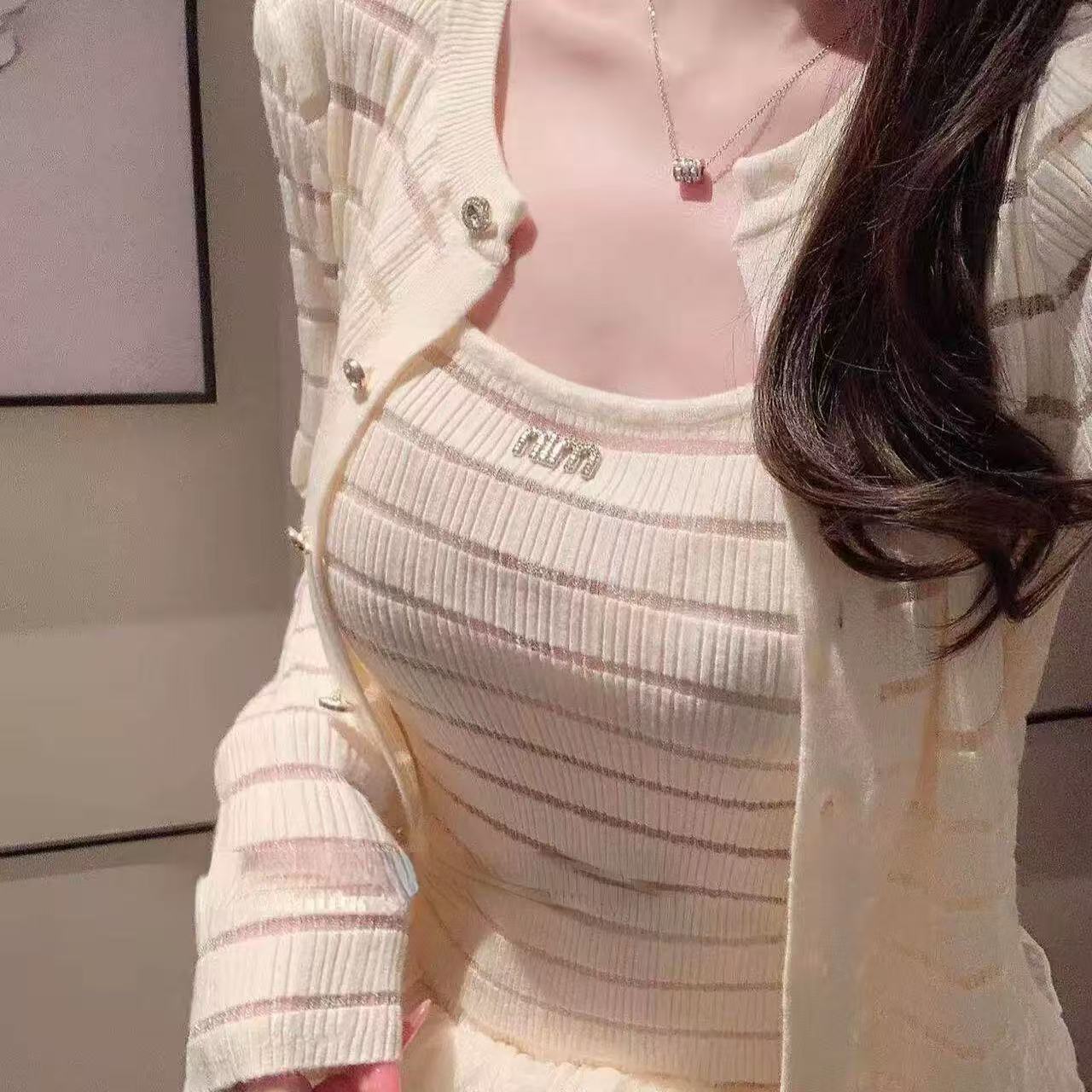 新款春夏時尚字母鉆飾條紋針織吊帶開衫兩件套女百搭氣質外穿上衣