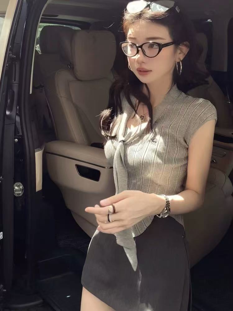 Muzi慕子 韓版設計感修身顯瘦V領針織衫女夏季小眾氣質短袖高級感