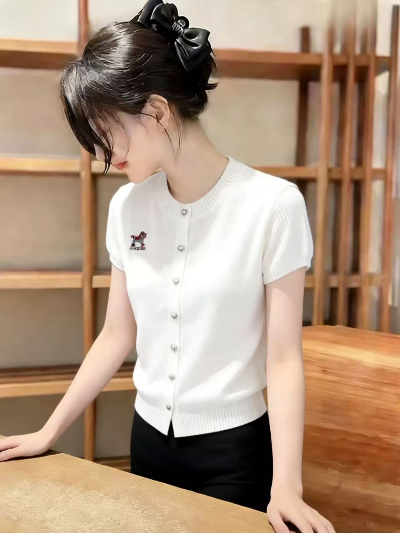 休閑絕美白色小馬刺繡圓領短袖針織開衫女夏季新款超好看百搭上衣