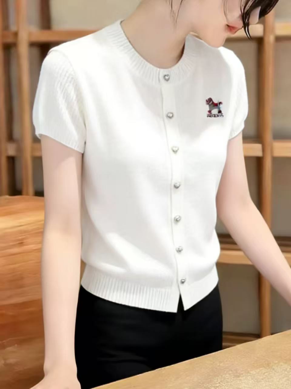 休閑絕美白色小馬刺繡圓領短袖針織開衫女夏季新款超好看百搭上衣