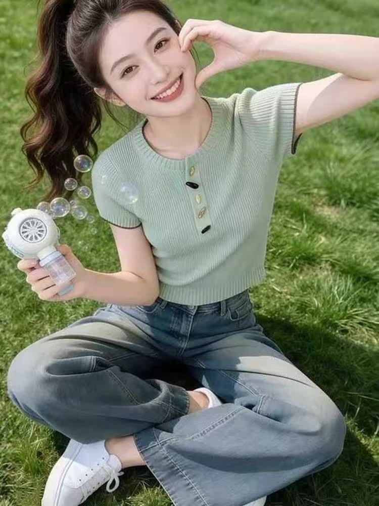 氣質絕美多巴胺紐扣圓領短袖針織女2026夏爆款高級感百搭軟糯上衣