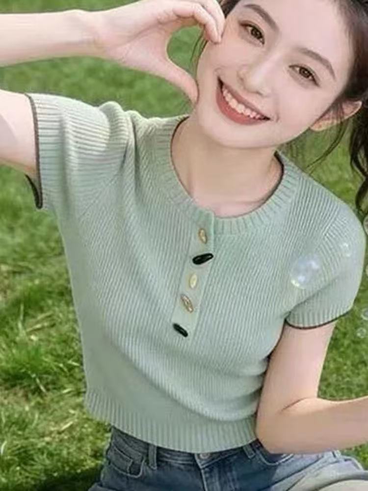 氣質絕美多巴胺紐扣圓領短袖針織女2026夏爆款高級感百搭軟糯上衣