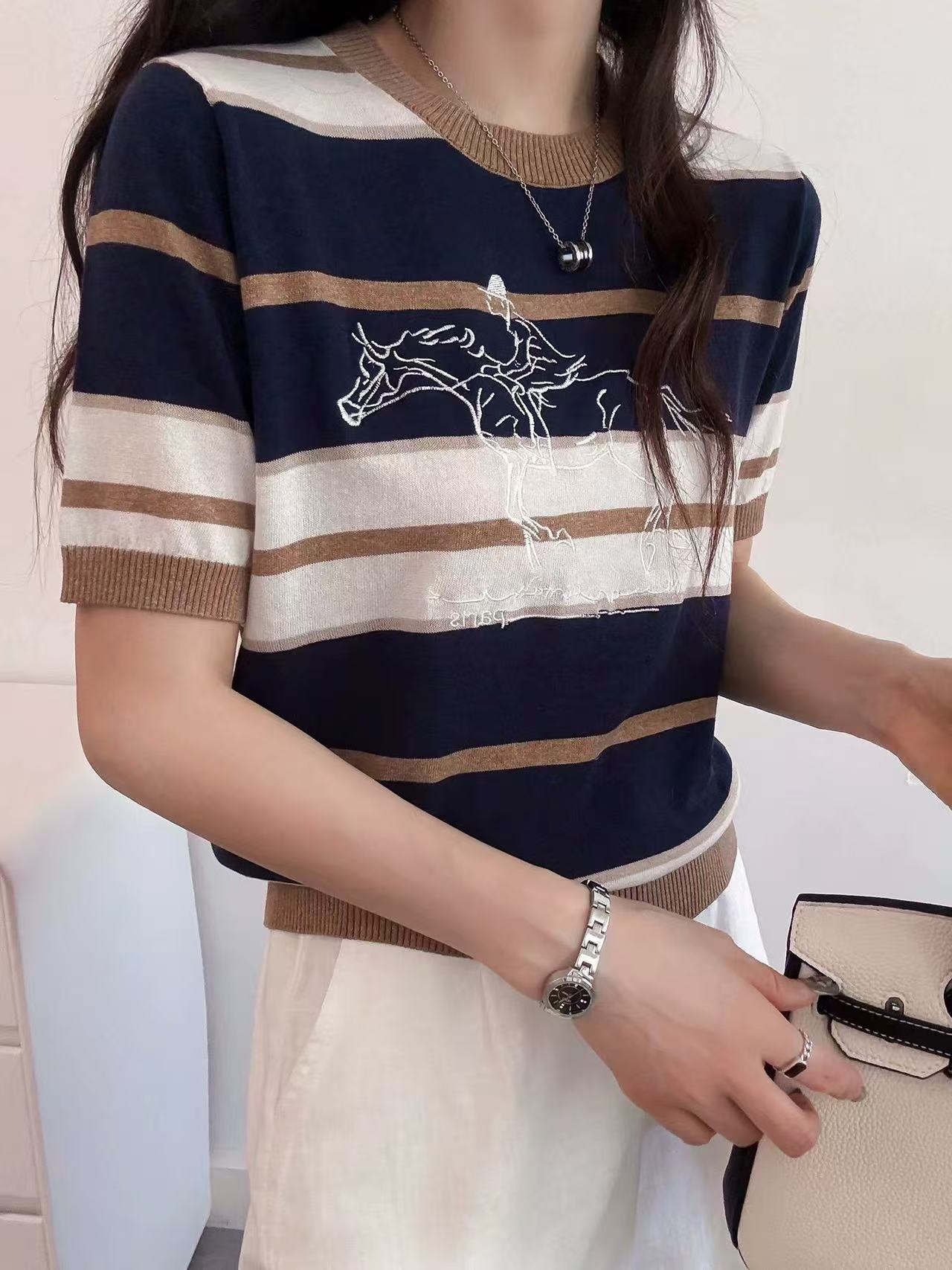 策馬奔騰圖刺繡撞色條紋短袖針織衫t恤女26夏季薄款天絲亞麻上衣