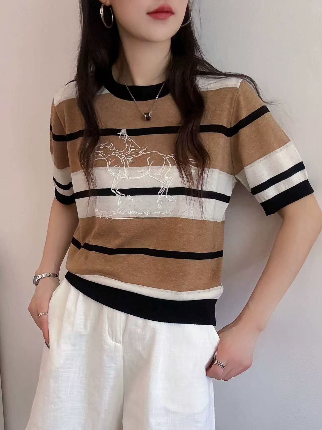 策馬奔騰圖刺繡撞色條紋短袖針織衫t恤女26夏季薄款天絲亞麻上衣