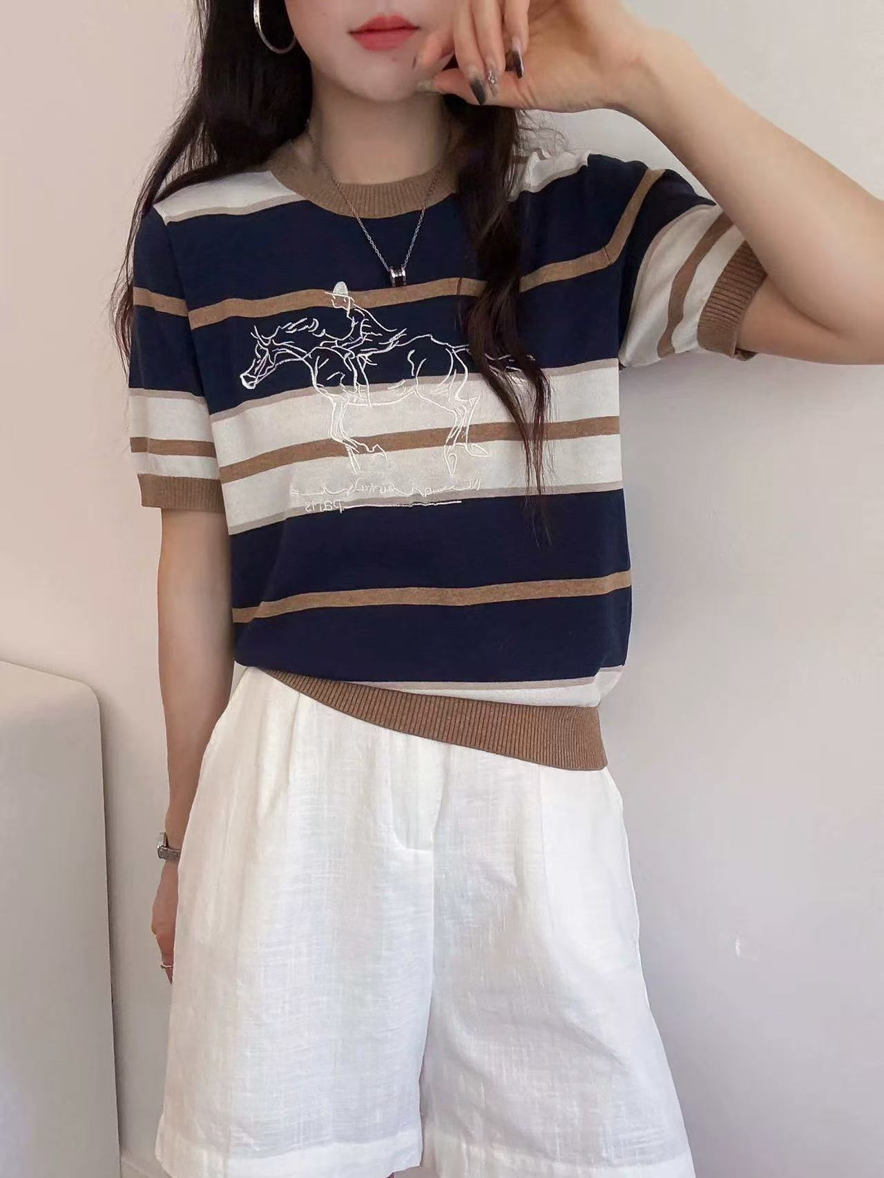 策馬奔騰圖刺繡撞色條紋短袖針織衫t恤女26夏季薄款天絲亞麻上衣