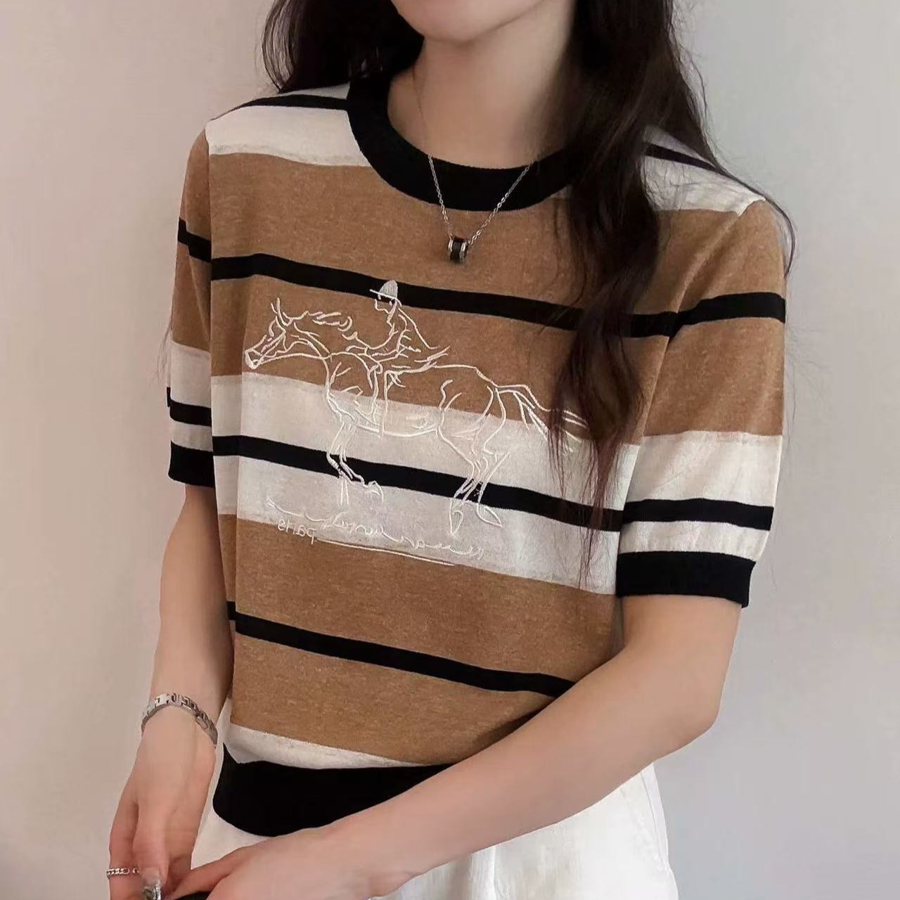 策馬奔騰圖刺繡撞色條紋短袖針織衫t恤女26夏季薄款天絲亞麻上衣