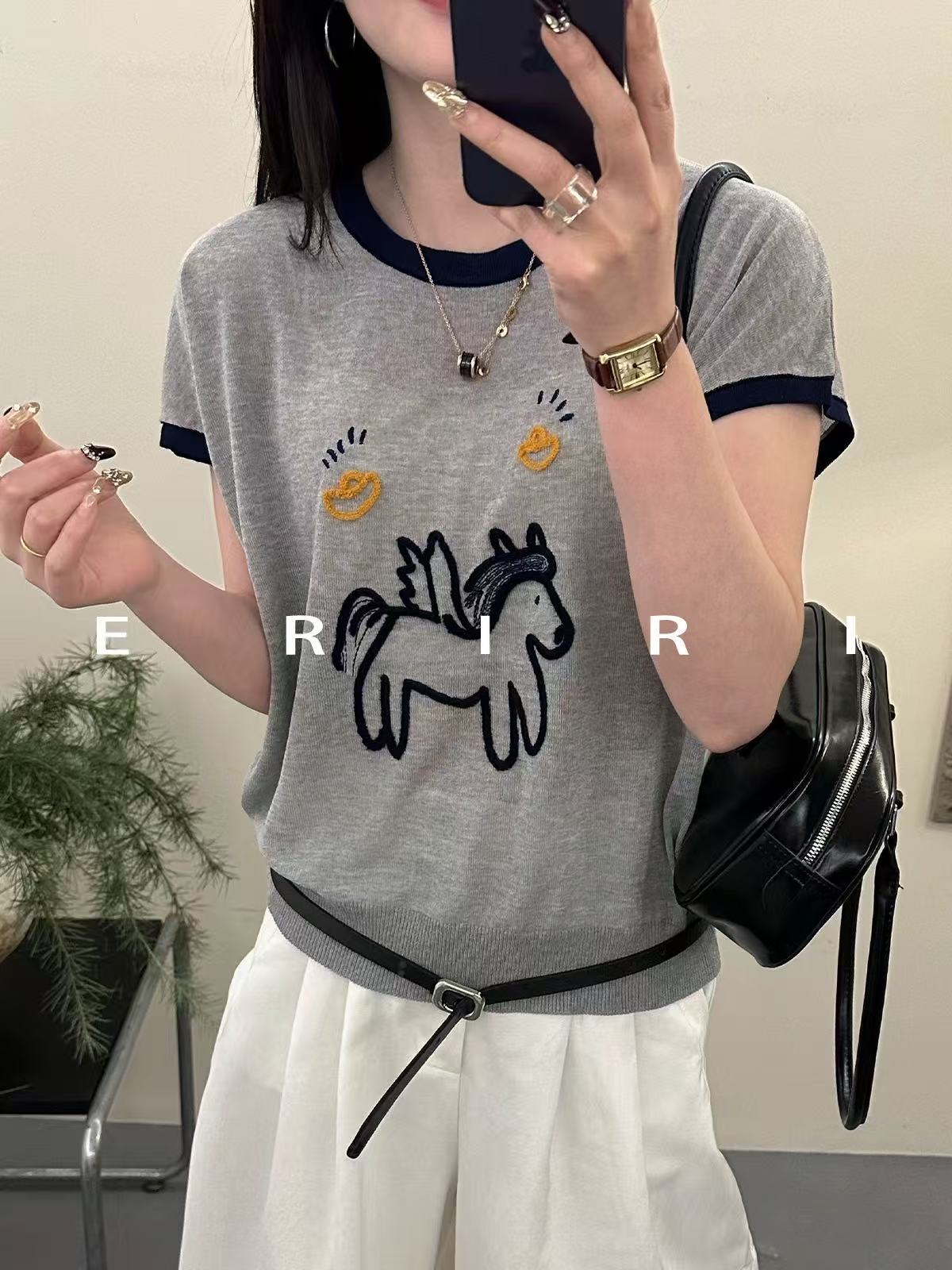 音梨梨.韓系顯瘦圓領刺繡小馬針織短袖衫女百搭上衣