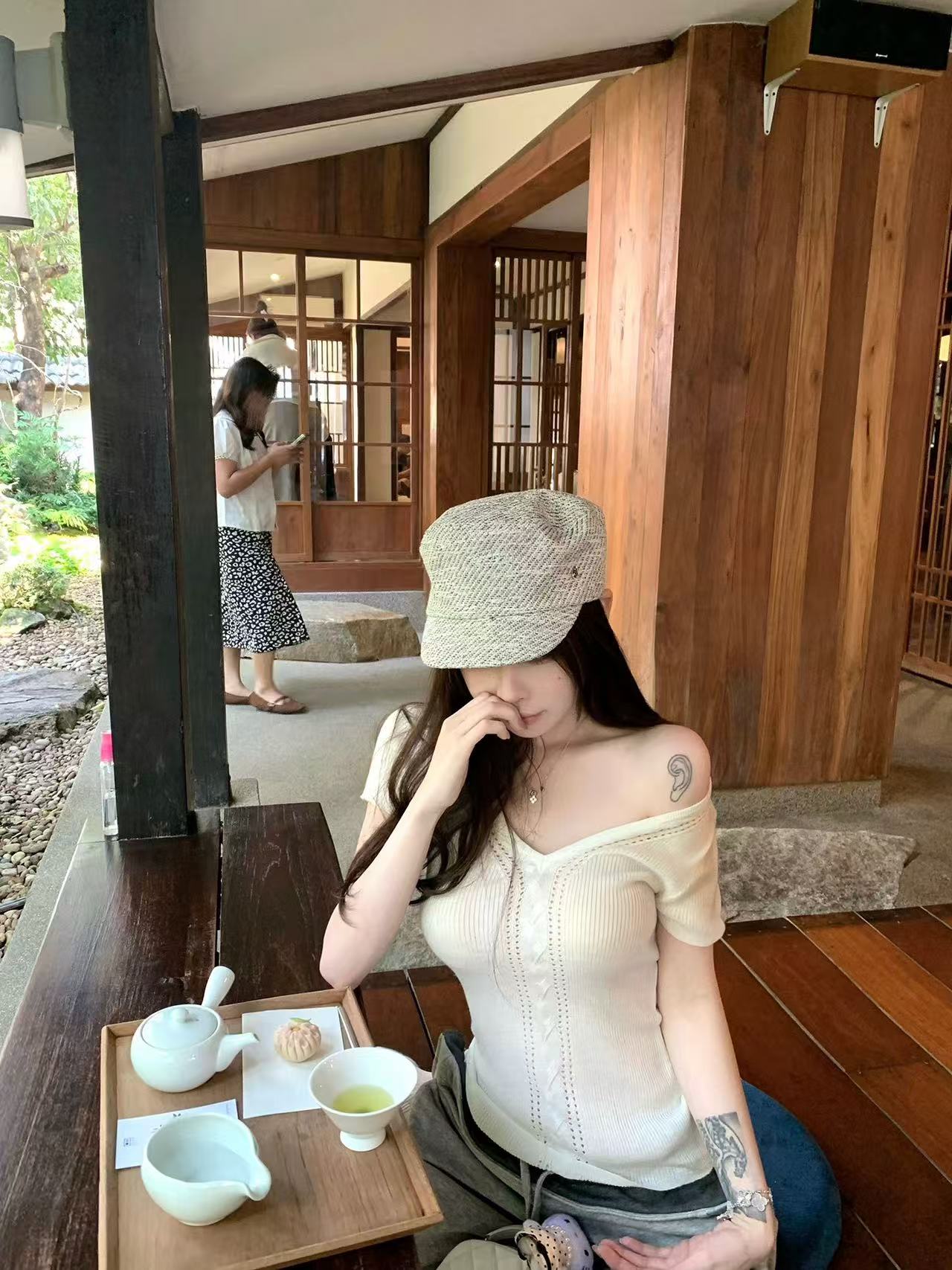 Suuuicee 智系歐尼 絞花+鏤空雙重交替織法”純欲修身針織短袖T恤