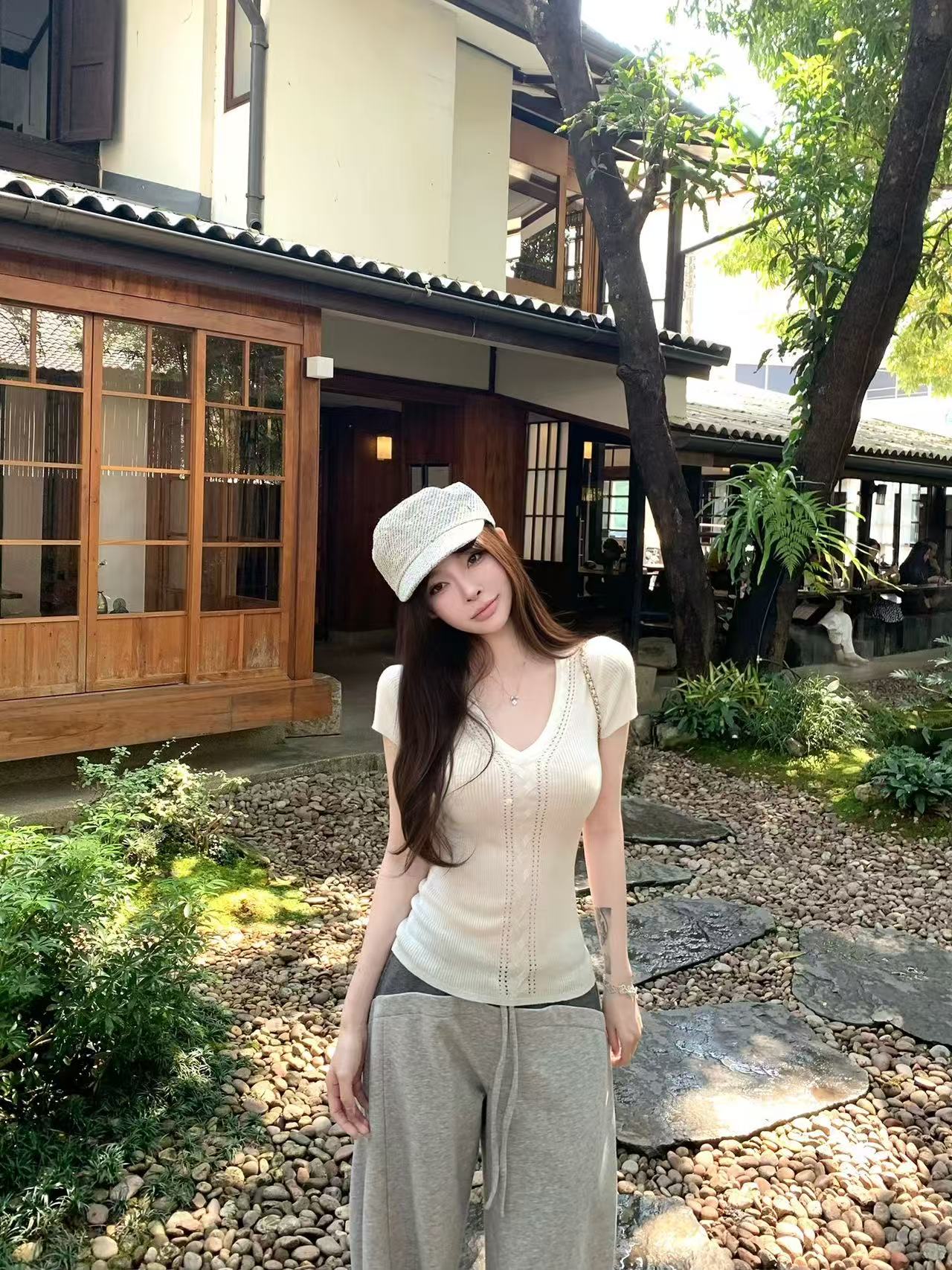 Suuuicee 智系歐尼 絞花+鏤空雙重交替織法”純欲修身針織短袖T恤