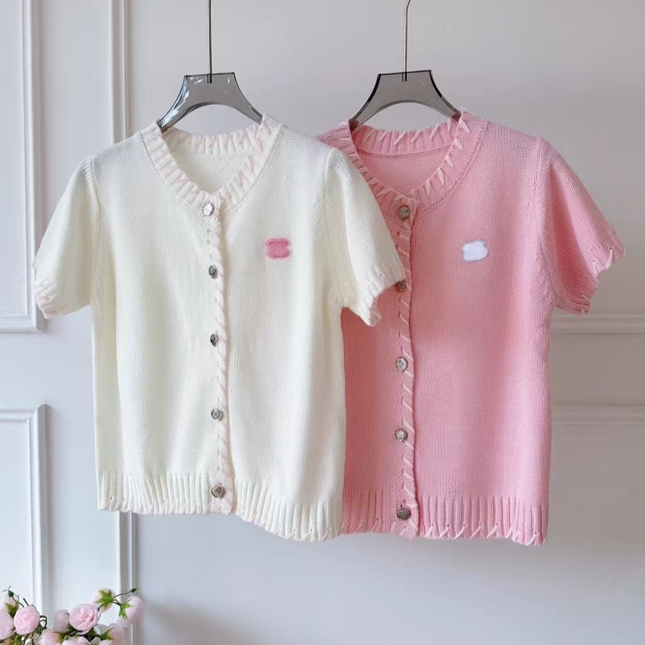 LYM STudio 小香風字母刺繡白色排扣短袖針織衫女春顯瘦疊穿上衣