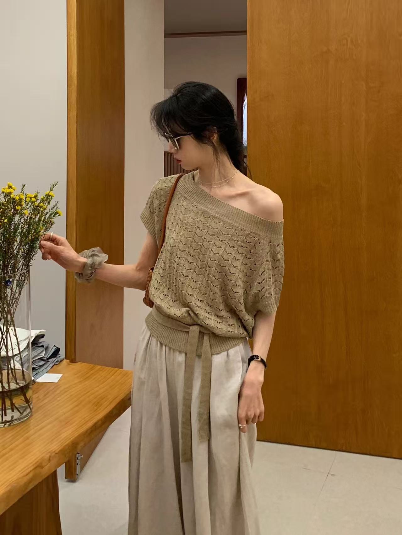 BRIVIN卡其色斜肩鏤空針織衫女春新款設計感溫柔系帶收腰氣質上衣