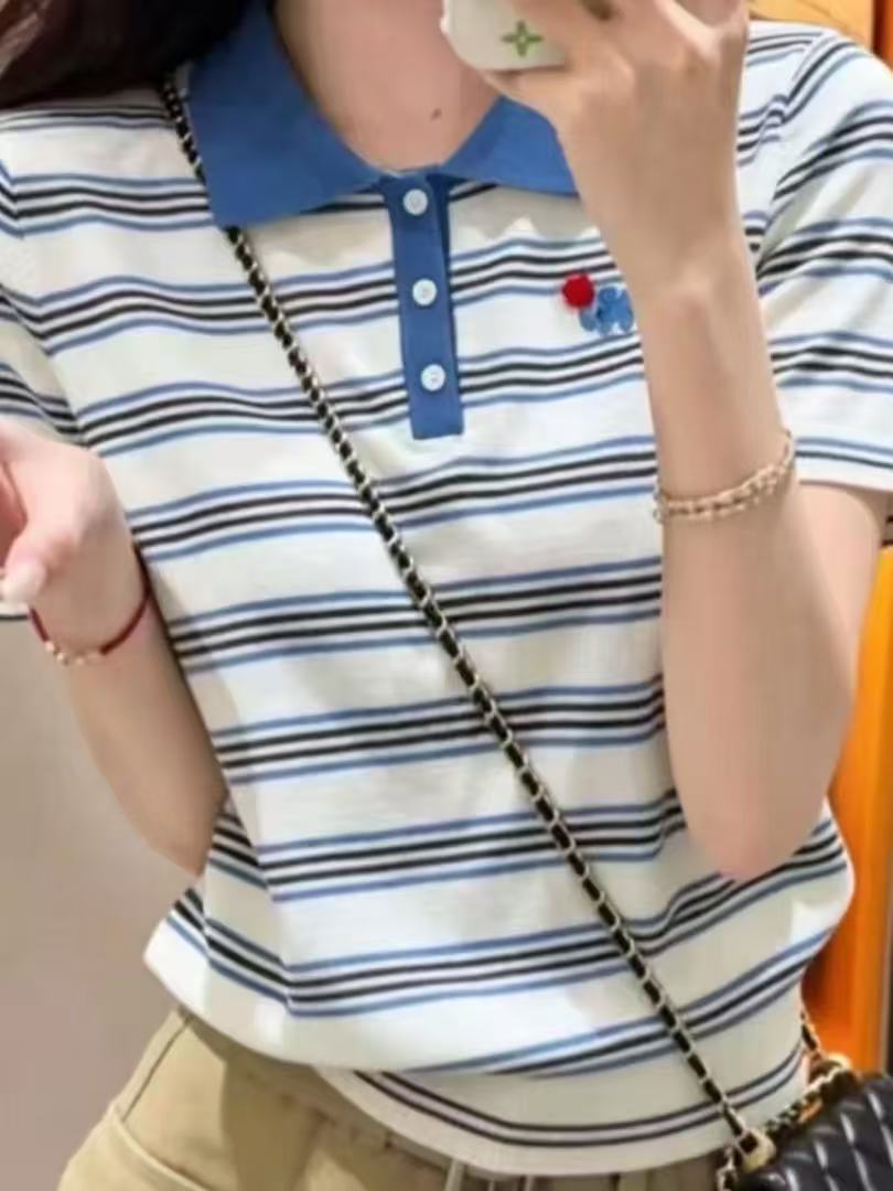 藍白撞色條紋翻領刺繡短袖針織衫女夏季修身顯瘦2026超火減齡上衣