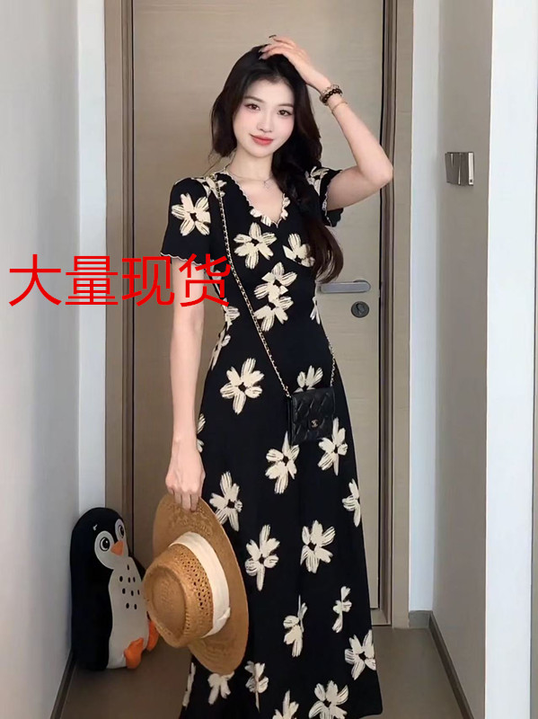 RY1470# 法式气质御姐轻熟小众不撞款黑色碎花V领显瘦连衣裙子长裙女夏...