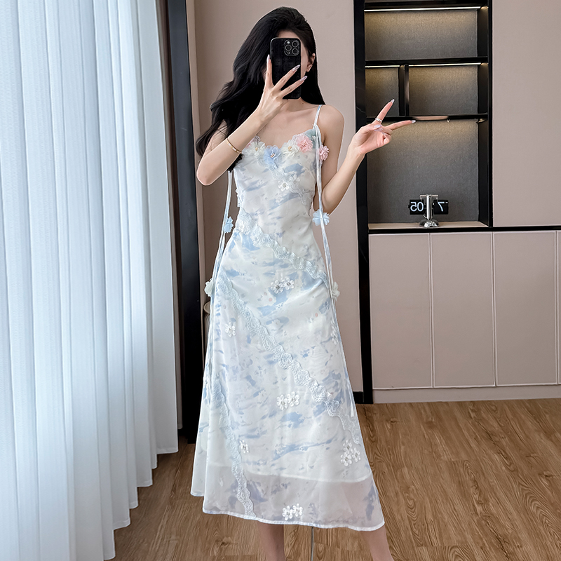 法式甜美度假風藍色立體花朵吊帶連衣裙女夏收腰顯瘦網紗氣質長裙