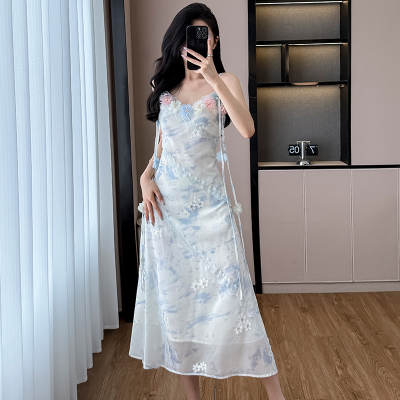 法式甜美度假風藍色立體花朵吊帶連衣裙女夏收腰顯瘦網紗氣質長裙