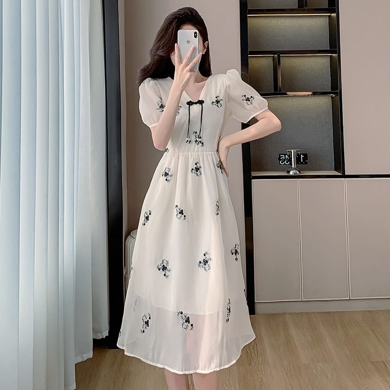 夏季新款方領泡泡袖新中式盤扣刺繡碎花撞色中長款連衣裙女