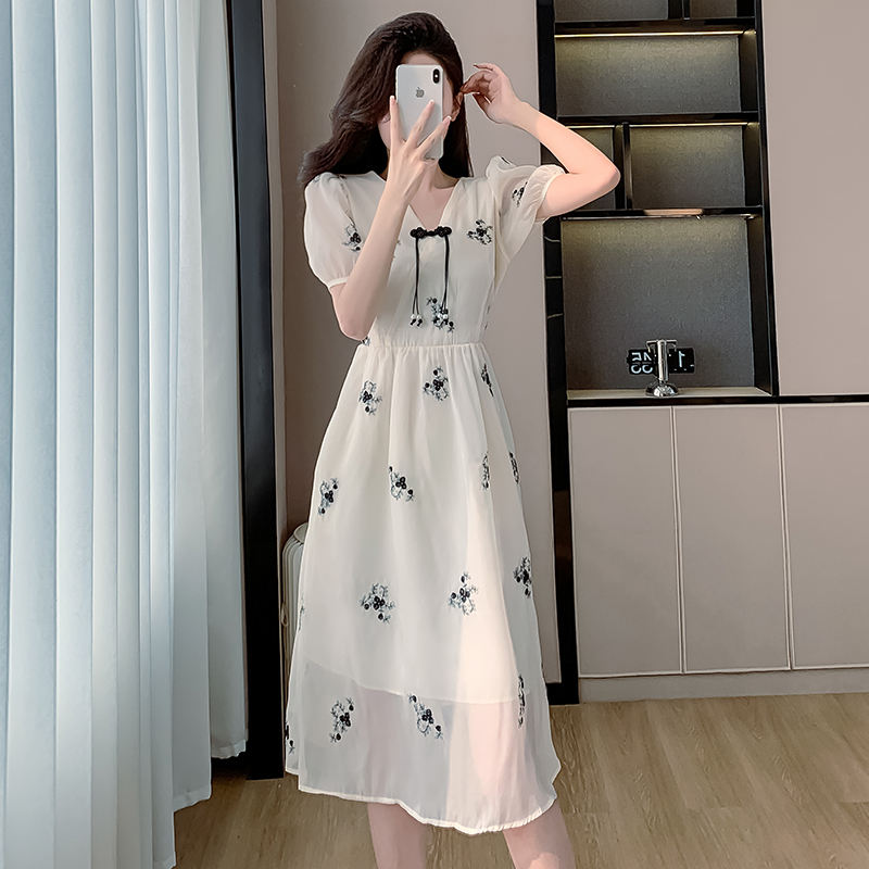 夏季新款方領泡泡袖新中式盤扣刺繡碎花撞色中長款連衣裙女