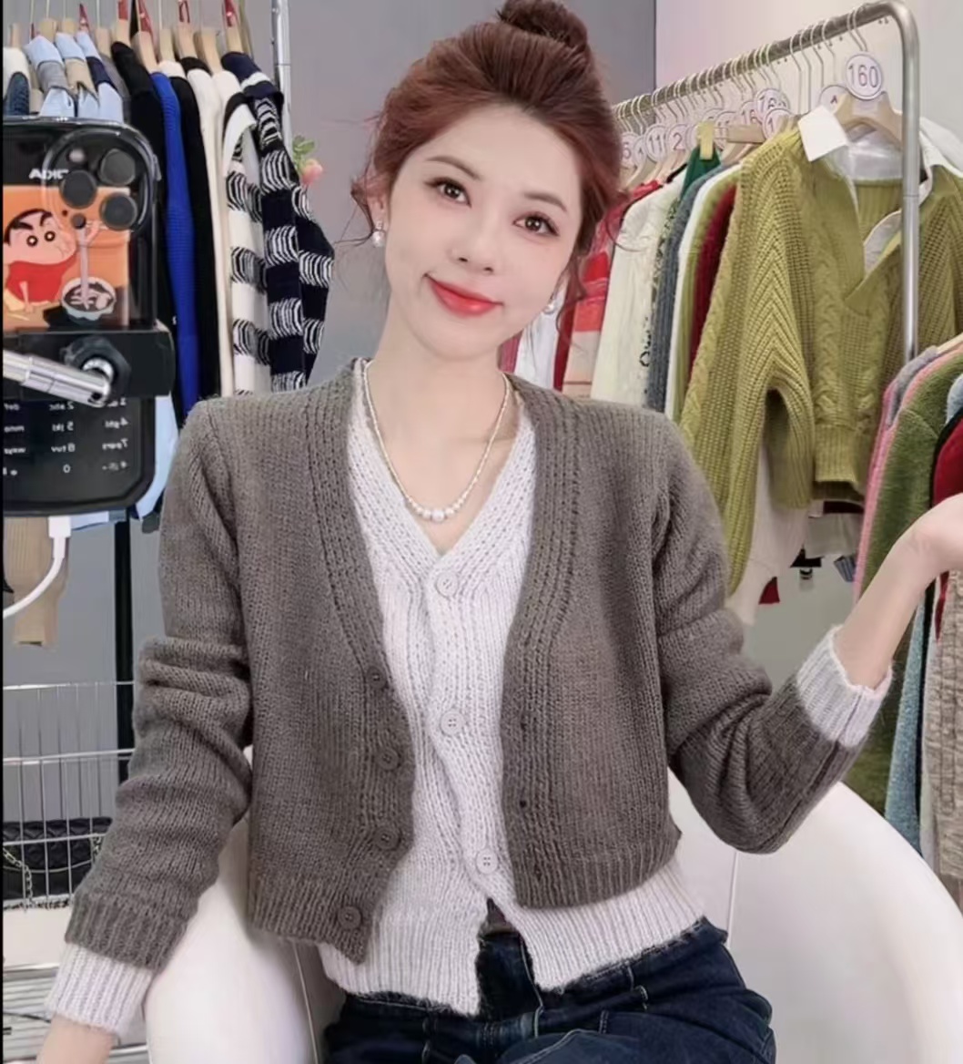 MY14525# 高级感假两件针织毛衣新款洋气设计感V领短款减龄上衣女裝貨源服裝批發