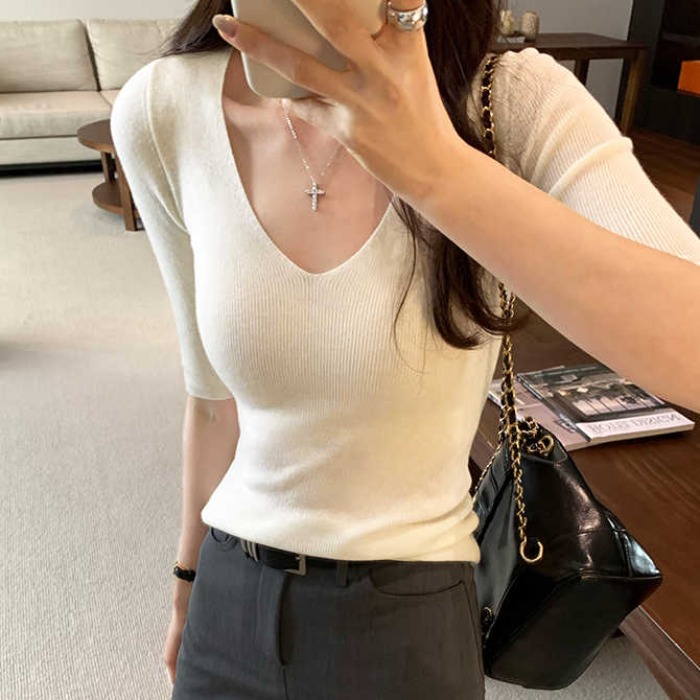 2026年氣質灰色V領修身T恤女裝夏季新款獨特絕美打底衫百搭上衣