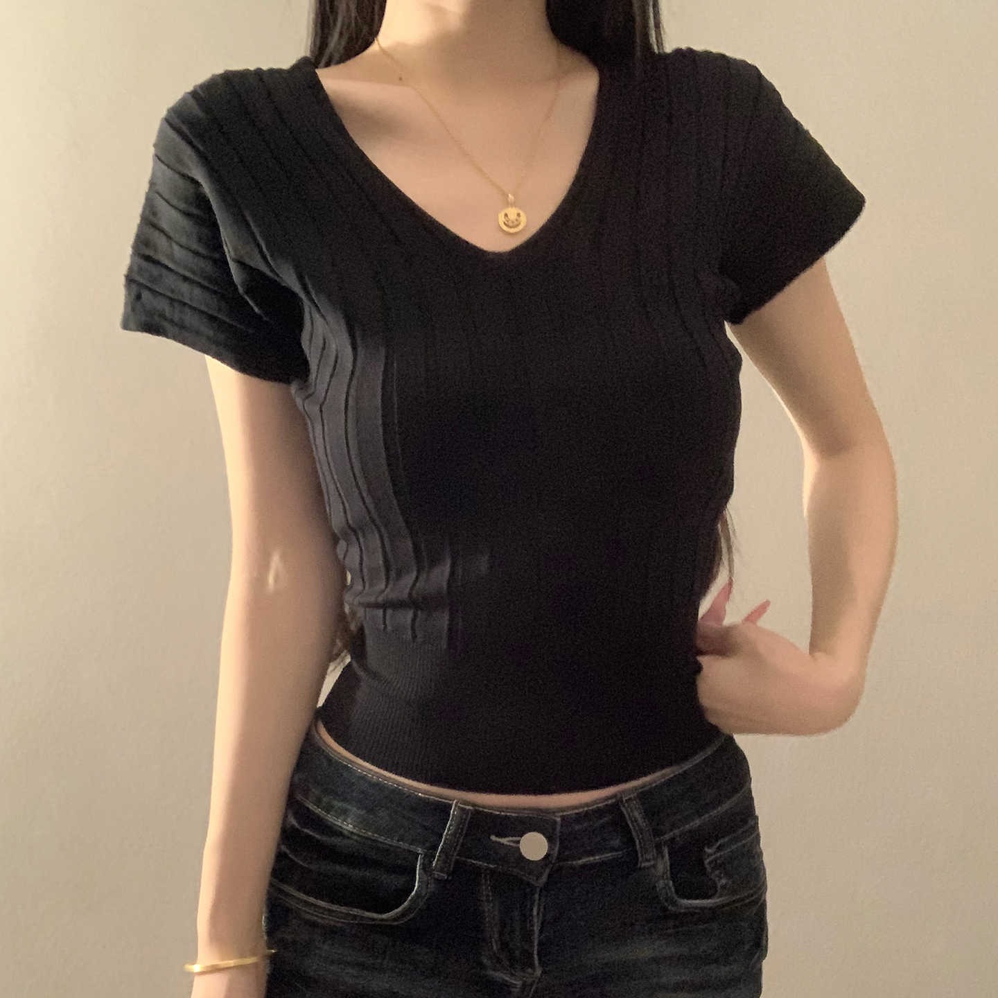 純欲辣妹杏色V領針織t恤女2026夏季新款彈力收腰顯瘦百搭短款上衣