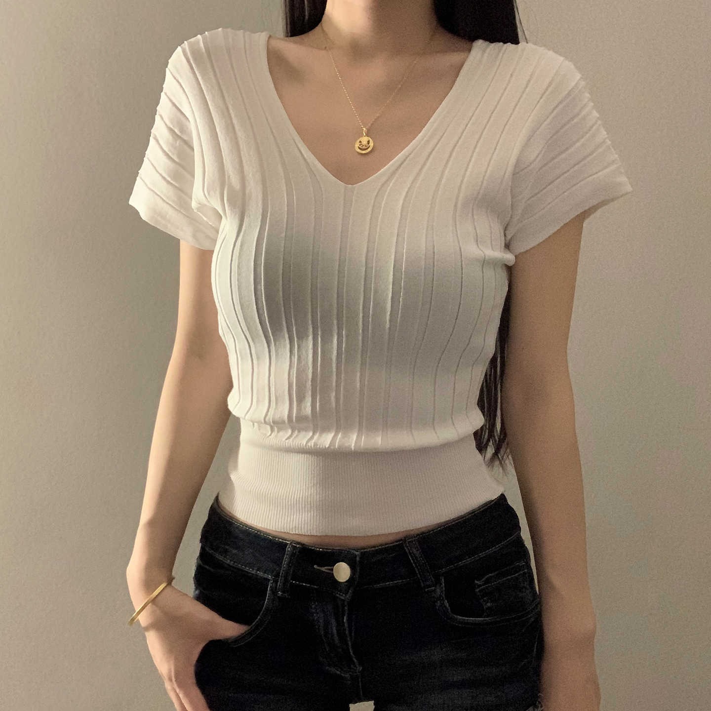 純欲辣妹杏色V領針織t恤女2026夏季新款彈力收腰顯瘦百搭短款上衣