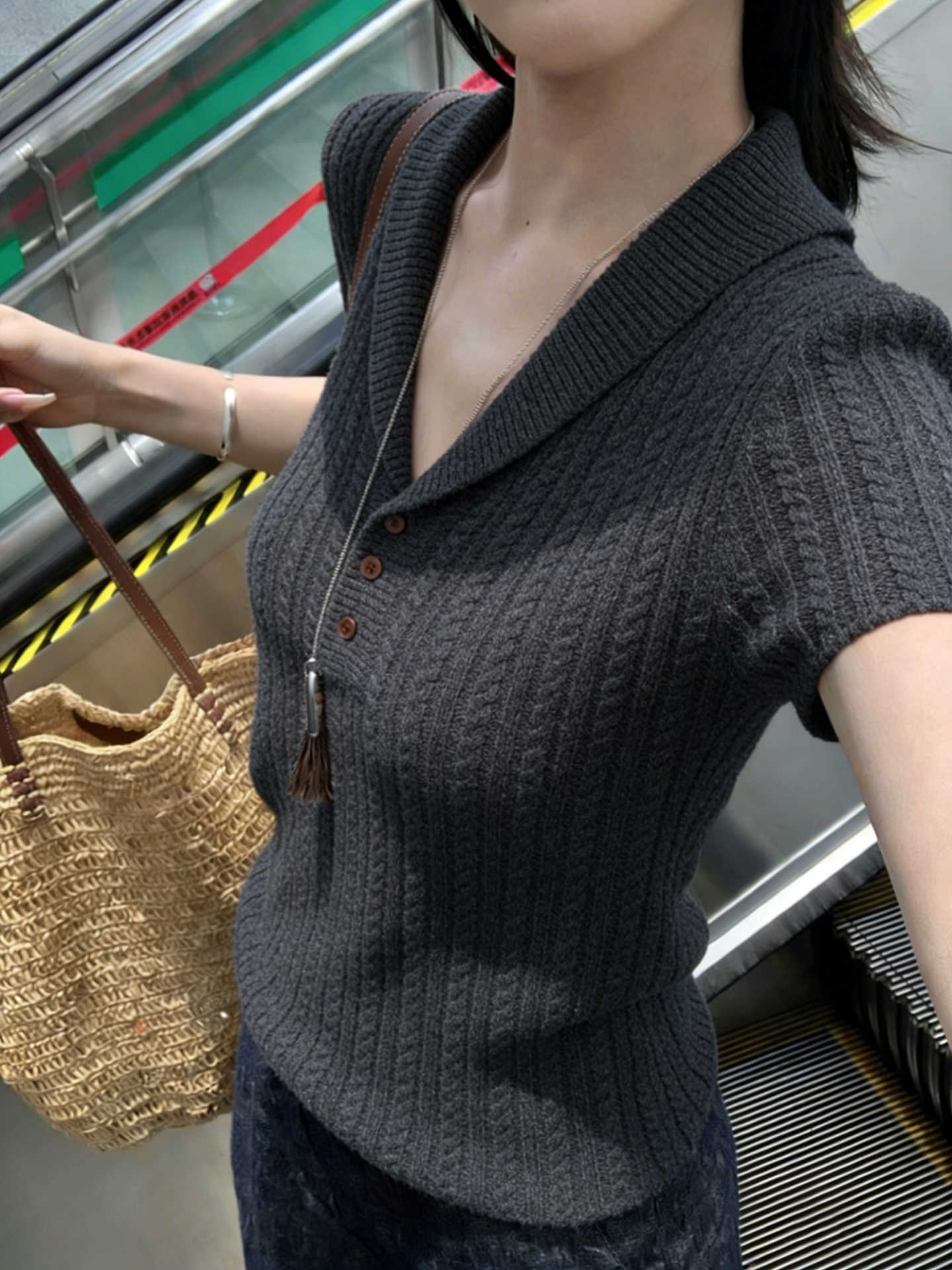 米杏色翻領絞花正肩短袖針織打底衫女夏季法式高知v領t恤顯瘦上衣