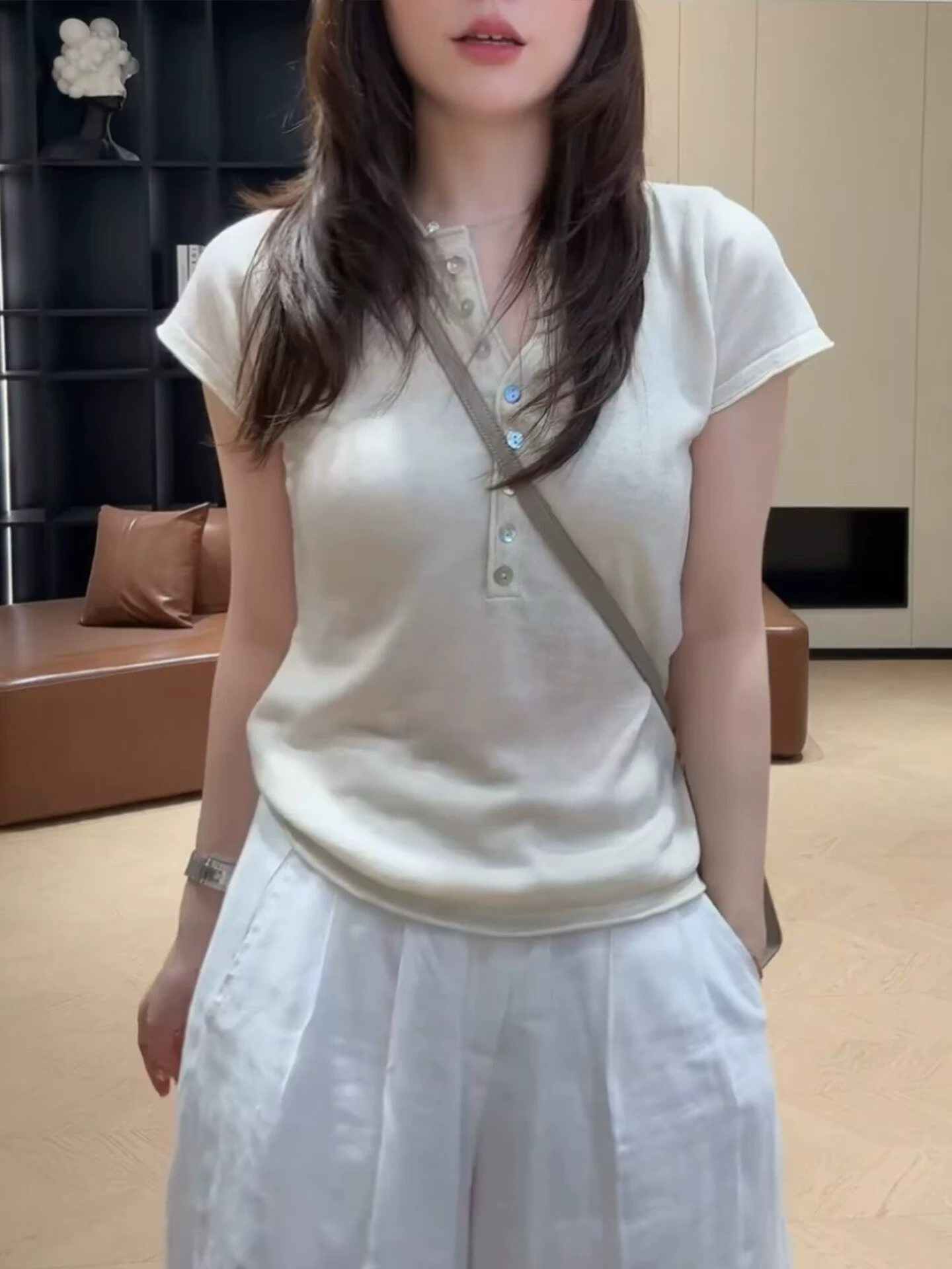 巨顯瘦簡約純色冰絲v領短袖t恤女2026夏季新款半開單排扣疊穿上衣