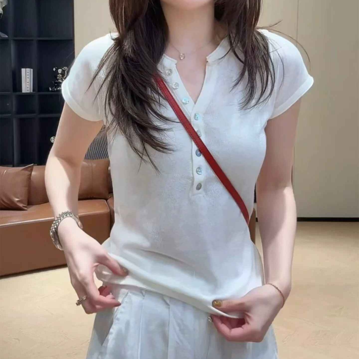 巨顯瘦簡約純色冰絲v領短袖t恤女2026夏季新款半開單排扣疊穿上衣