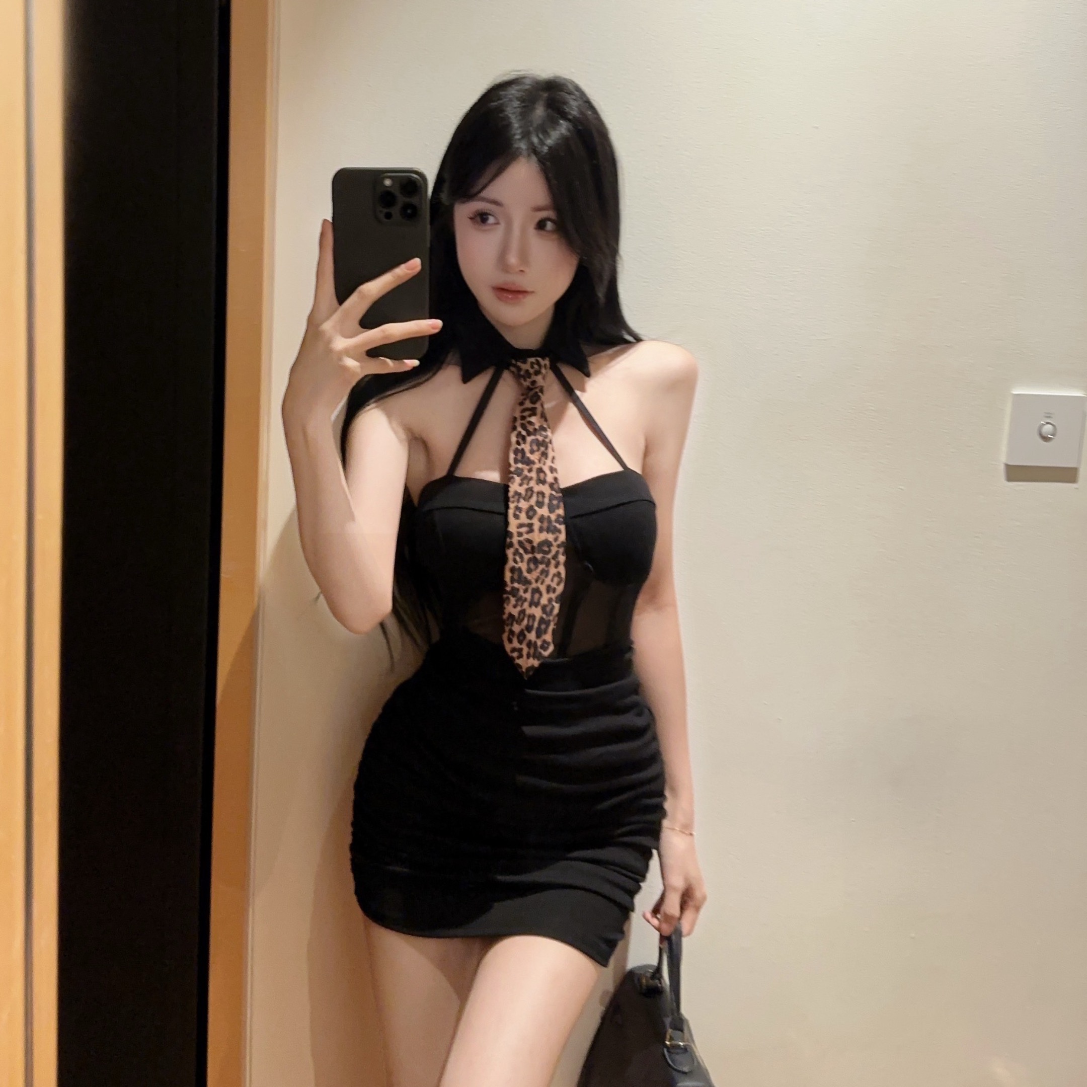實拍低胸露肩短款包臀打底緊身連衣裙 配領帶