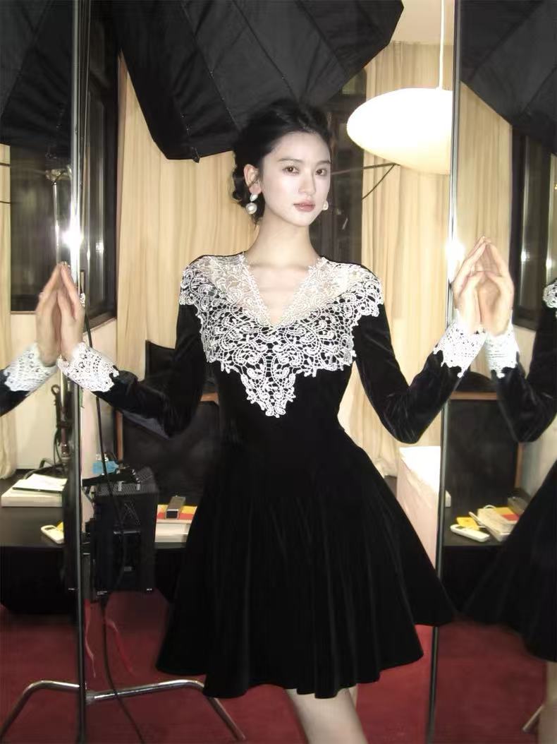 MY16526# 从一时刻撒旦之花蕾丝花边V领长袖丝绒连衣裙收腰A摆长短裙...