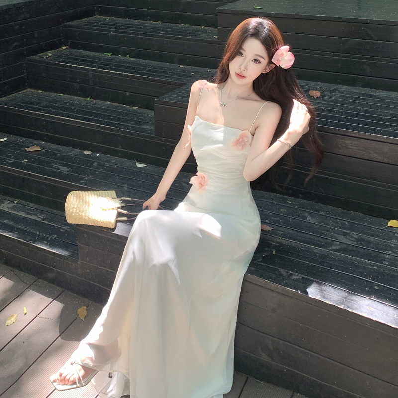 月桂神語 收腰吊帶連衣裙女夏設計感中長款手工花朵裙子