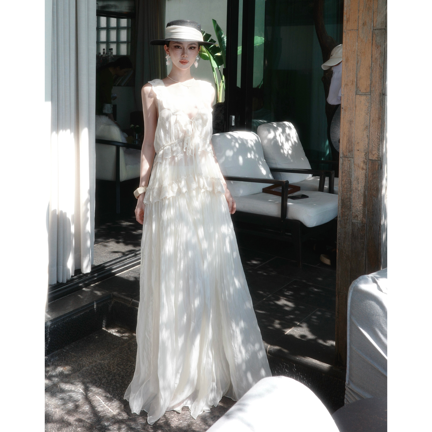米色V領花邊蕾絲背帶無袖背心+長款半身裙套裝2026新款