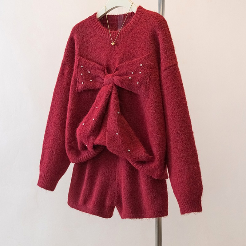 MY16369# 大码设计感蝴蝶结钉珠红色针织上衣百搭短裤减龄显瘦套装女女裝貨源服裝批發