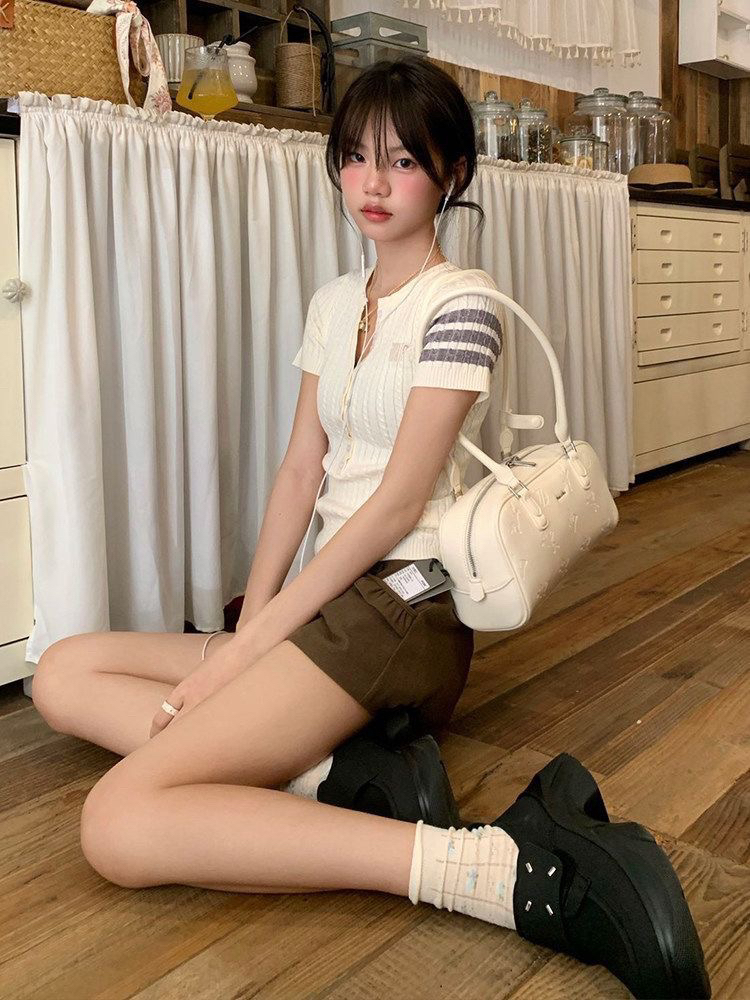 美式復古v領短袖針織衫女夏季穿搭v領t恤修身顯瘦學院風麻花上衣