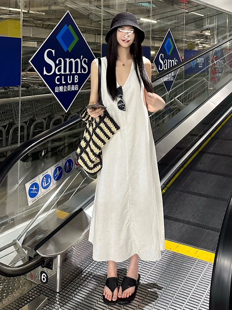海邊度假白色v領連衣裙子女夏季2025新款小眾高級感顯瘦氣質長裙
