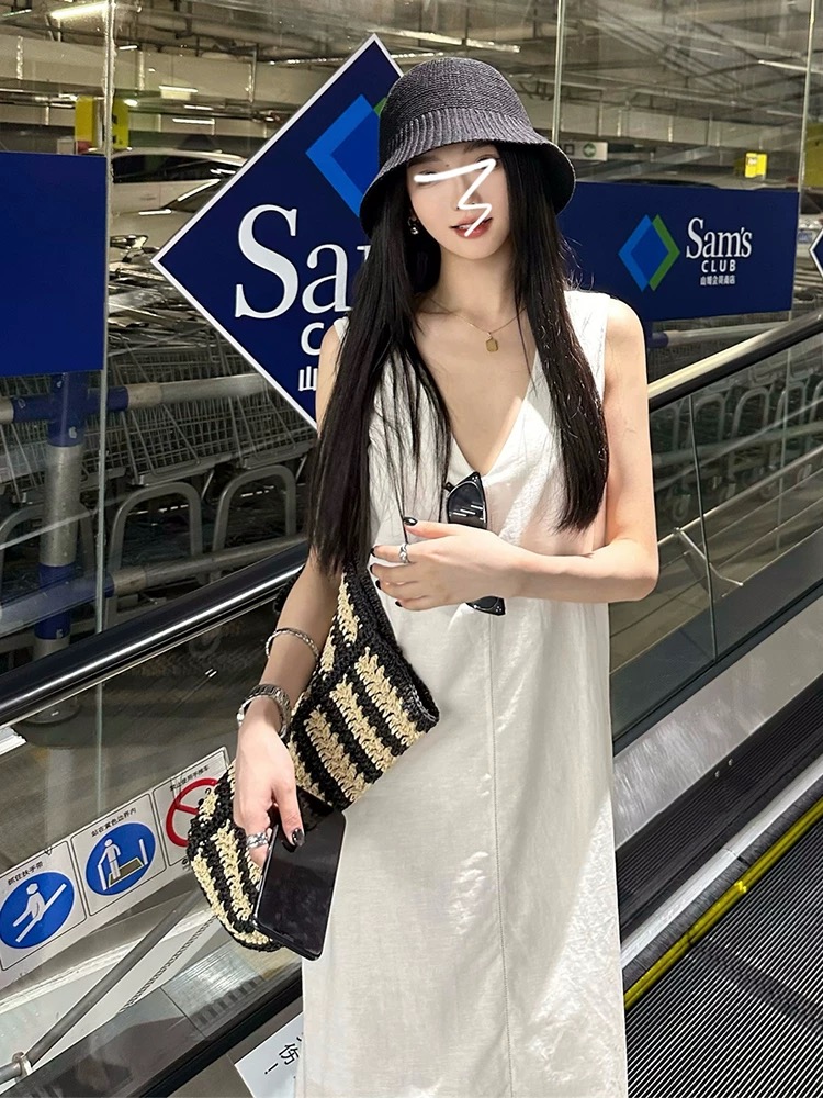 海邊度假白色v領連衣裙子女夏季2025新款小眾高級感顯瘦氣質長裙